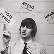 Ringo Starr présente son livre qui offre un voyage à travers la mode et  l'histoire des Beatles
